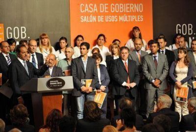 Scioli entrego equipamiento para hospitales