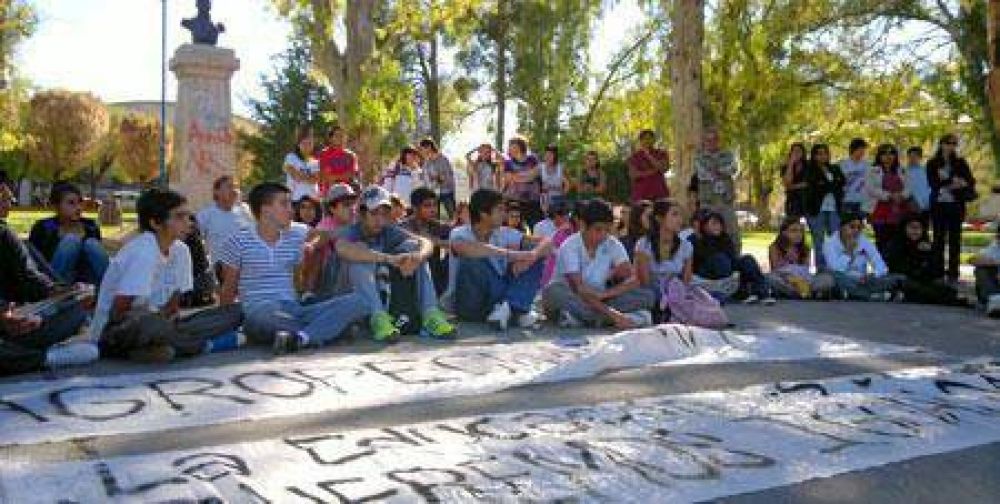 Estudiantes del CET 17 de Roca tuvieron clases en una plaza, a la espera de los trailers