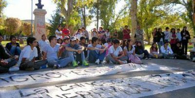 Estudiantes del CET 17 de Roca tuvieron clases en una plaza, a la espera de los trailers
