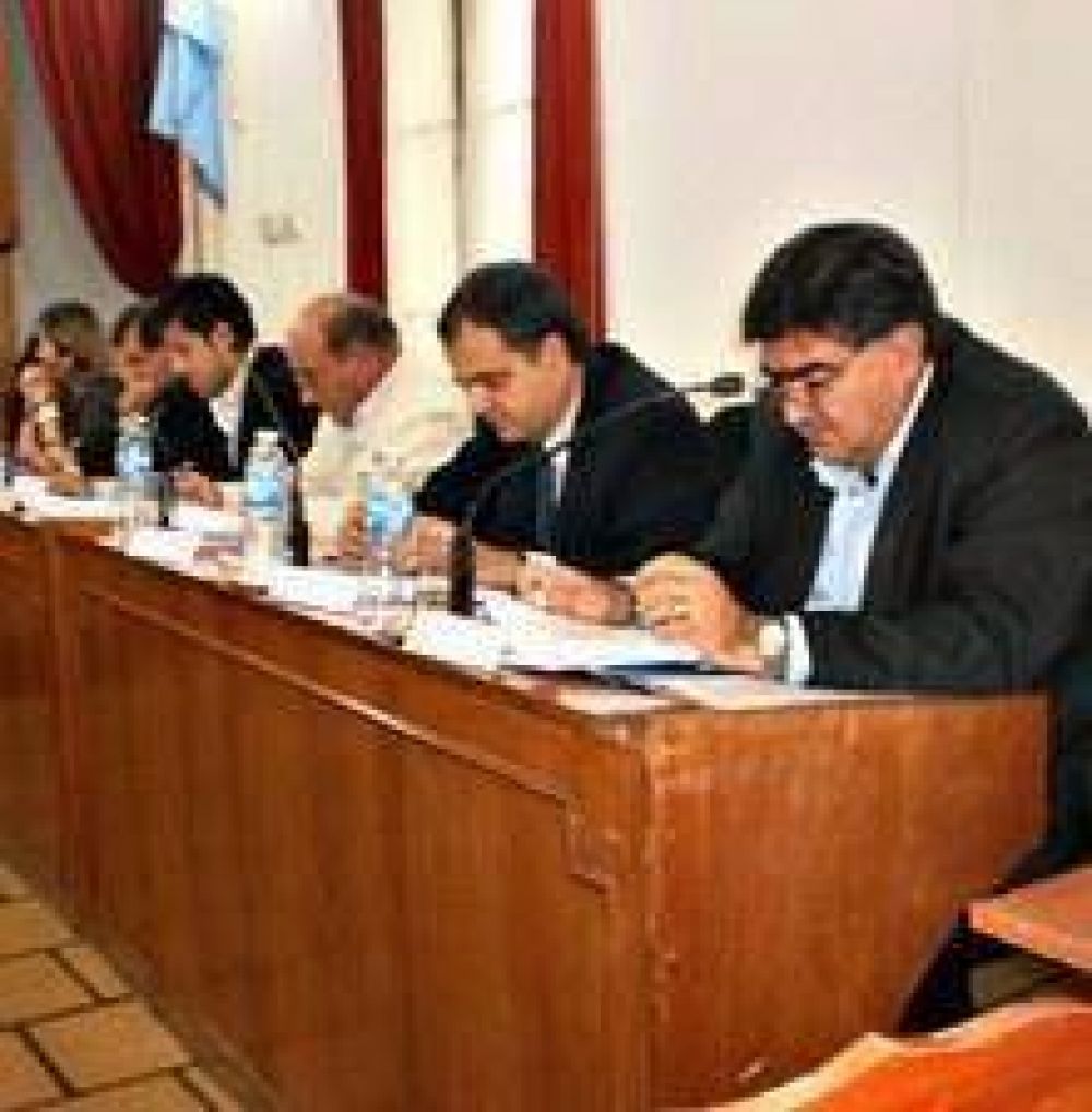 Ponce tendr� que responder varios pedidos de informes aprobados por el HCD