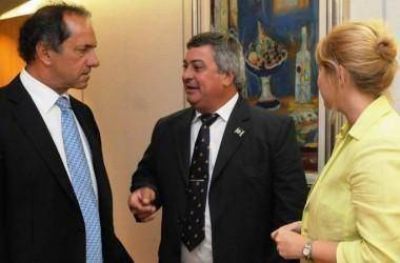 Selva en una reuni�n junto a Scioli