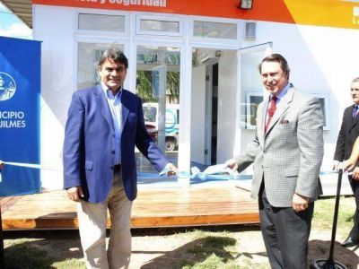 Casal entreg� 300 escrituras, motos e inaugur� una comisar�a