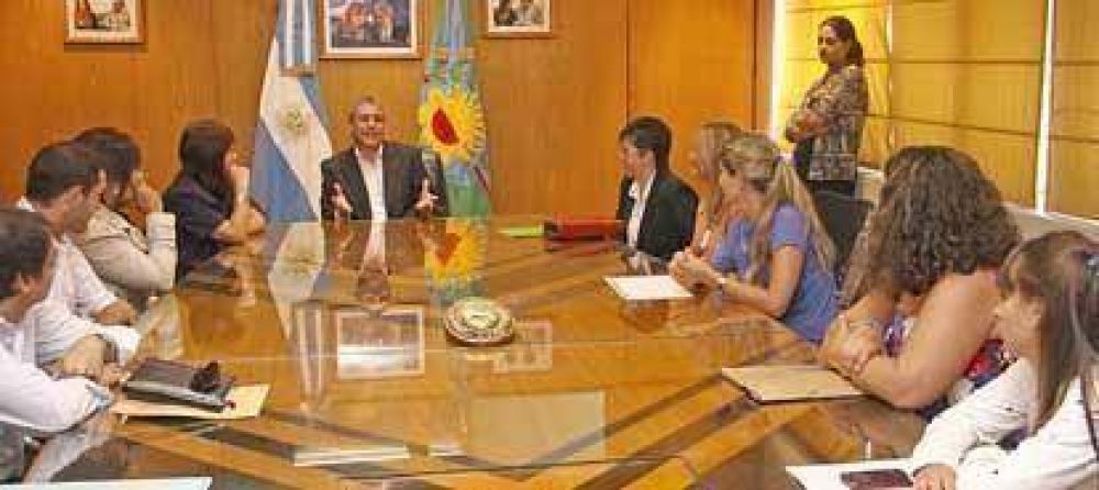 El Jefe Comunal entreg� becas para estudiar en el P�o XII