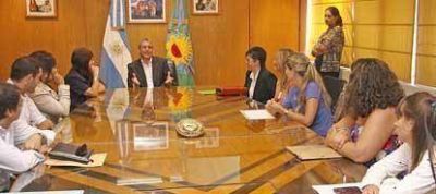 El Jefe Comunal entreg� becas para estudiar en el P�o XII