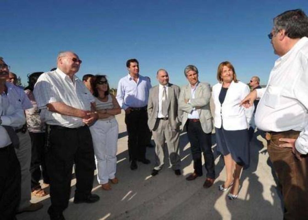 El Gobernador visit� la obra de construcci�n de la rotonda de ingreso a La Toma