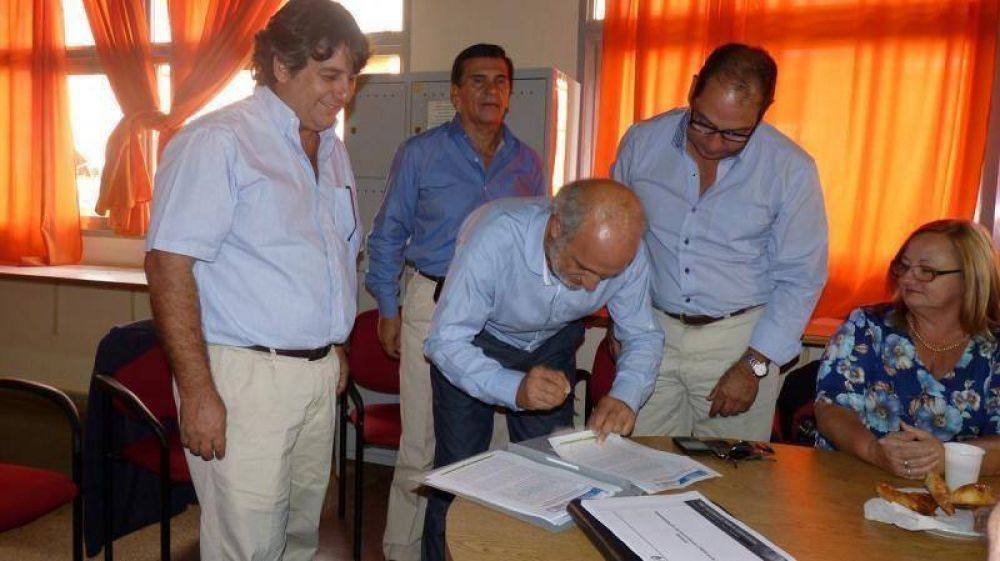 Acuerdan becas de estudio para formaci�n en turismo y gastronom�a en Puerto Iguaz�