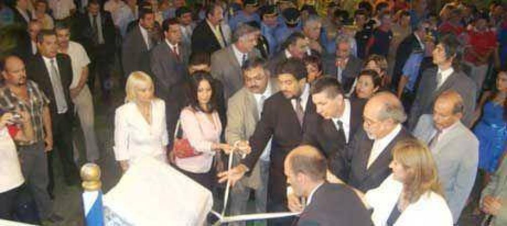 Se inaugur� ampliaci�n del escenario en la apertura de los festejos por el aniversario de El Colorado