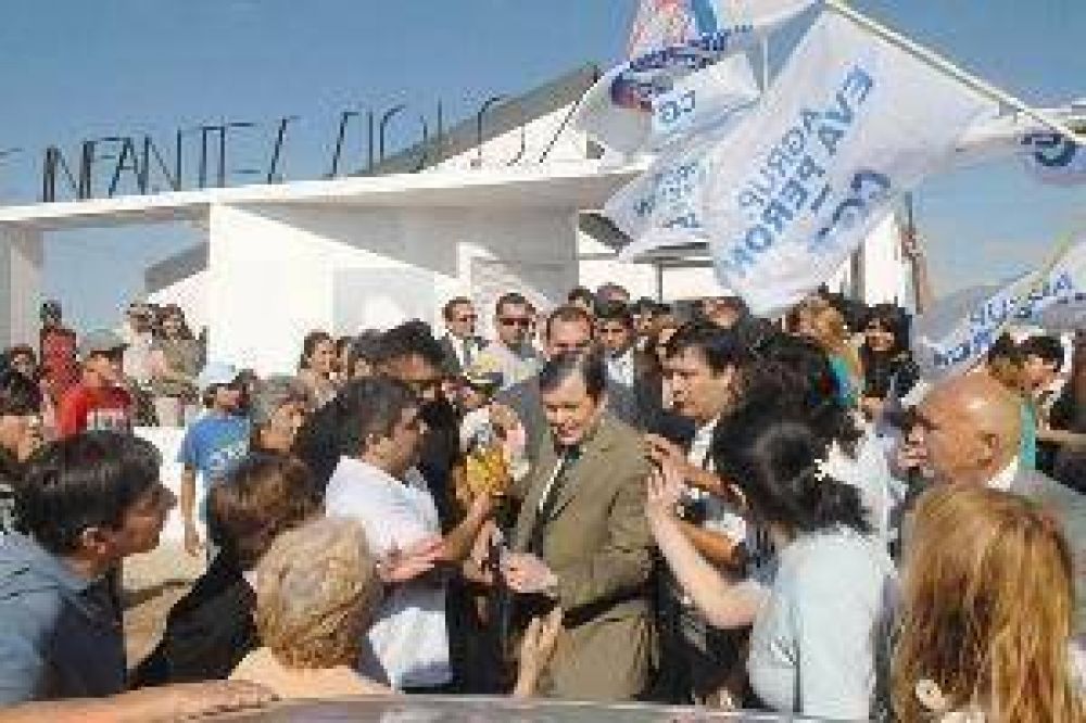 Zamora agradeci� a docentes por la "obligaci�n legal y moral de tener las escuelas abiertas"