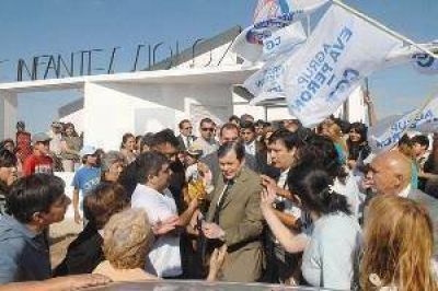 Zamora agradeci� a docentes por la "obligaci�n legal y moral de tener las escuelas abiertas"