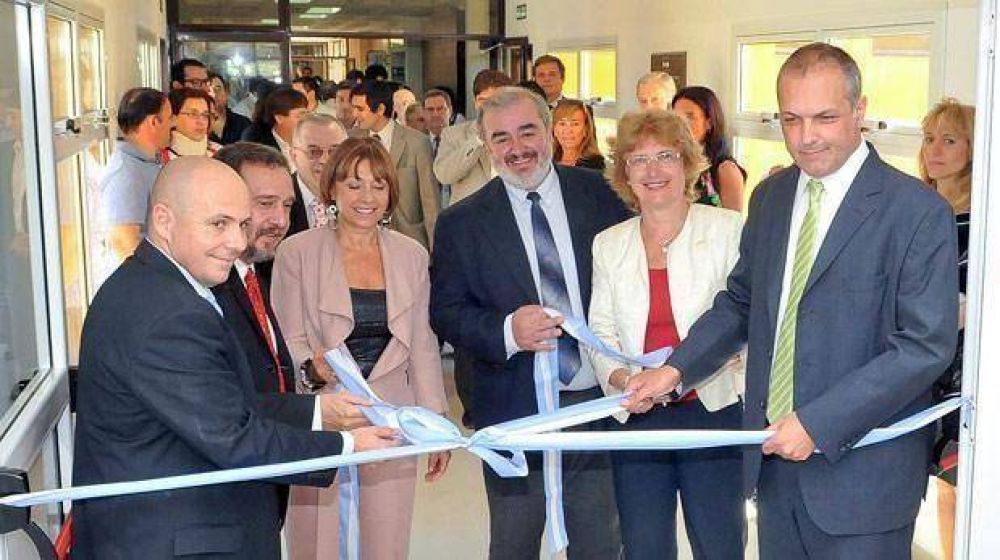 Buzzi y el ministro Lino Bara�ao inauguraron el nuevo CENPAT