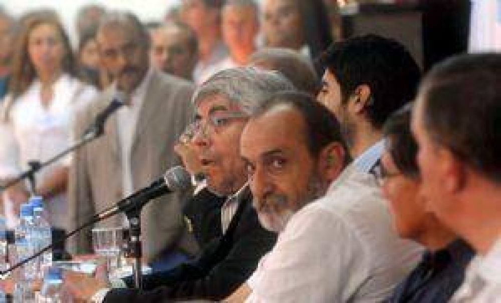 Cr�tico con Cristina, Moyano dijo que faltan casas y trabajo