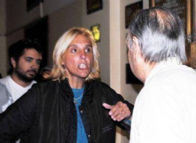 Acaloradas discusiones en el Hall municipal, donde Vilma Baragiola se cruz� mal con Carlos Theiler
