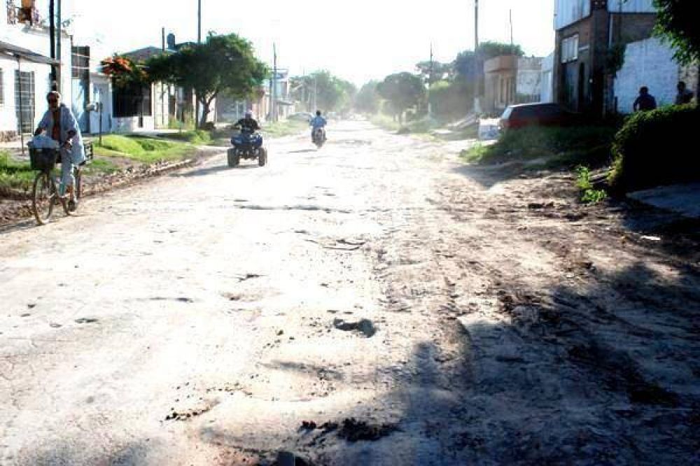 Los vecinos piden arreglos urgentes en la calle Pellegrini desde hace tiempo