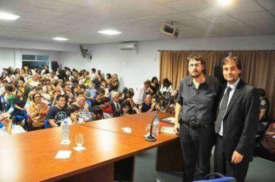 Felipe Pigna disert� en el Centro Universitario