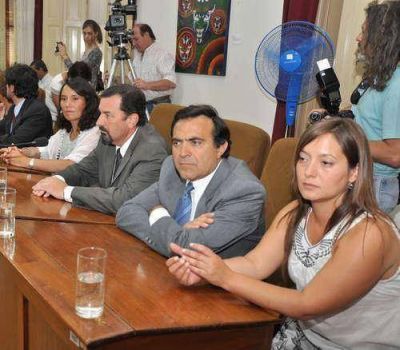 Desde el FAP piden informes a Inza por presuntas incompatibilidades de cuatro de sus funcionarios.
