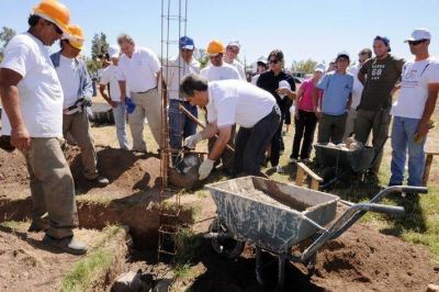 El Gobernador y funcionarios ayudaron en la construcci�n de viviendas en el Barrio Eva Per�n