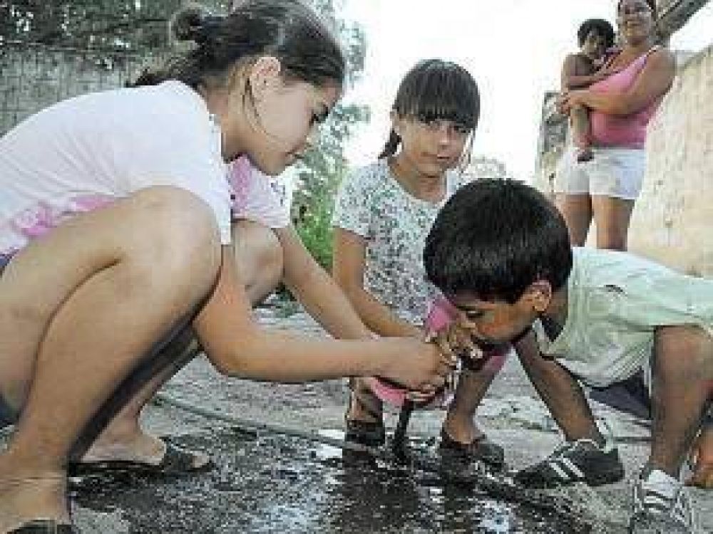 Los vecinos del ex frigor�fico se engancharon a otro ca�o de agua