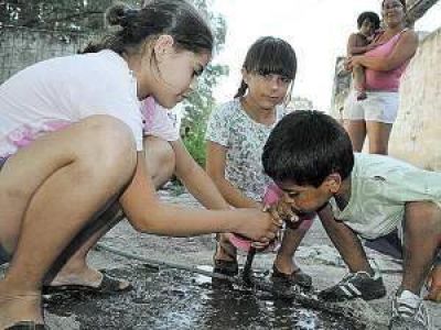 Los vecinos del ex frigor�fico se engancharon a otro ca�o de agua