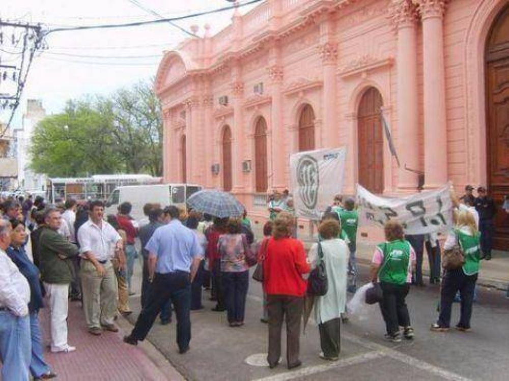 Estatales exigen celeridad por ley contra la violencia laboral