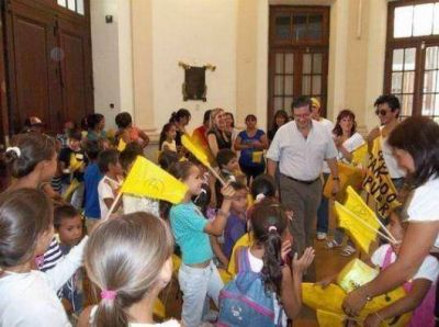Pedro Braillard Poccard recibi� a j�venes en el edificio legislativo