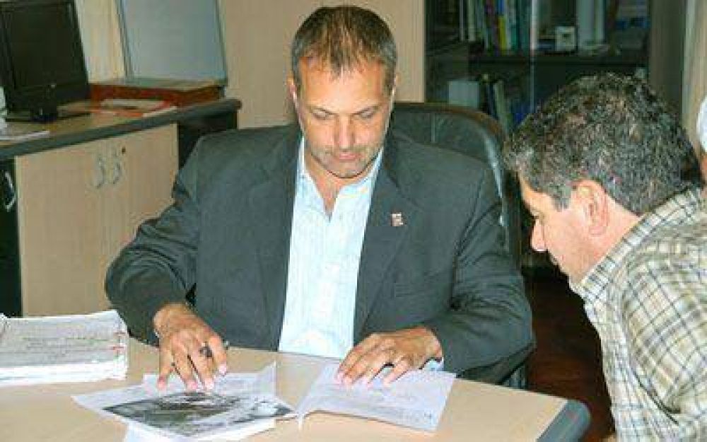 La Municipalidad y camioneros firmaron un acuerdo por terrenos.