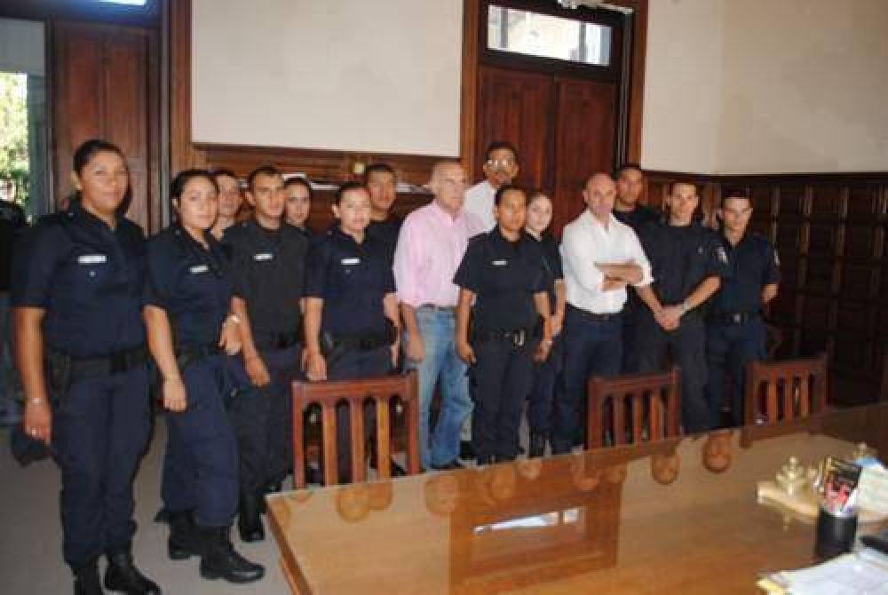 Passaglia recibi� a 12 nuevos polic�as: �Son nicole�os con un fuerte compromiso con sus familiares y vecinos�