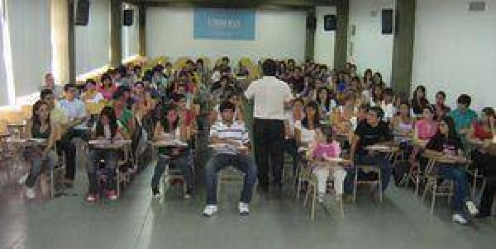 Tamarit pidi� compromiso con la vida universitaria.