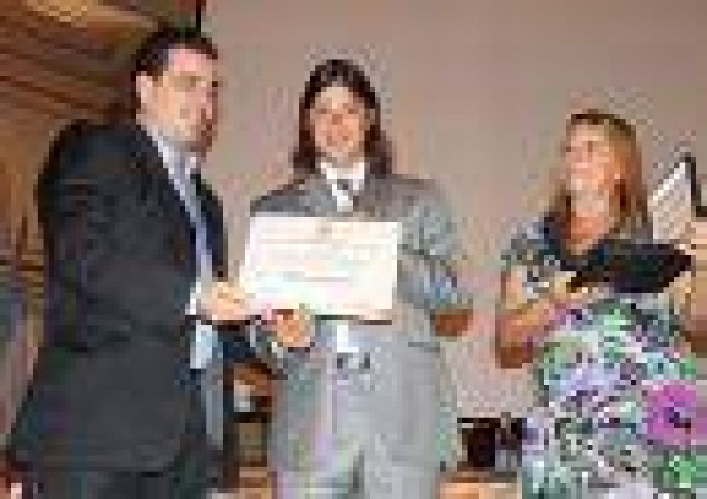 LA CIUDAD DESTAC� A ALMEYDA 
