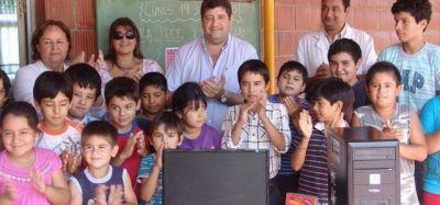 Goya: Cristian Vilas entreg� computadora en escuela rural y anuncia perforaciones de agua