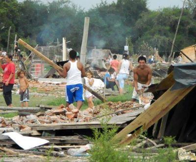 El violento desalojo de 70 familias de un predio en Villa Alegre deriv� en piquetes