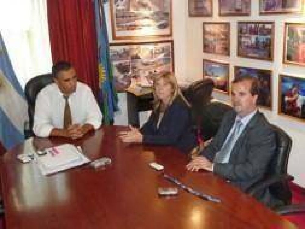 Ley Org�nica Municipal: Urquiaga recibi� a Cristina �lvarez Rodr�guez en Jos� C. Paz
