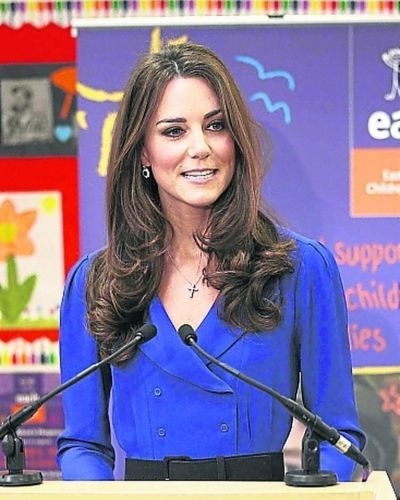 Con un vestido prestado, Kate dio su primer discurso y un vestido prestado