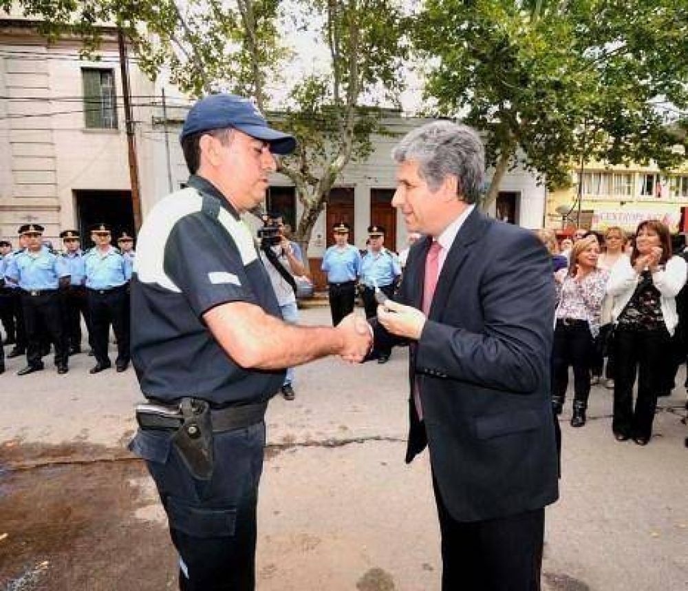 Villa Mercedes: El Gobierno hizo entrega de m�viles para la Polic�a de la Provincia
