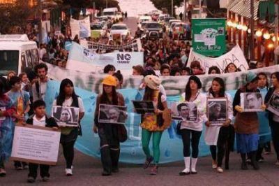 J�venes copan las marchas del movimiento anti cianuro
