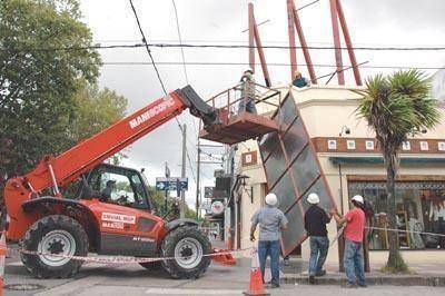 Retiran un cartel publicitario ilegal de G�emes y Avellaneda