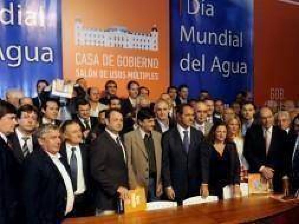 Scioli firmo convenios con casi un centenar de Intendentes por el agua potable