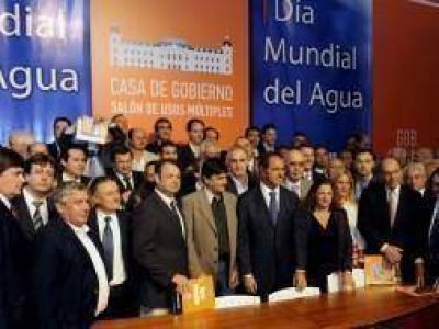 Scioli firmo convenios con casi un centenar de Intendentes por el agua potable