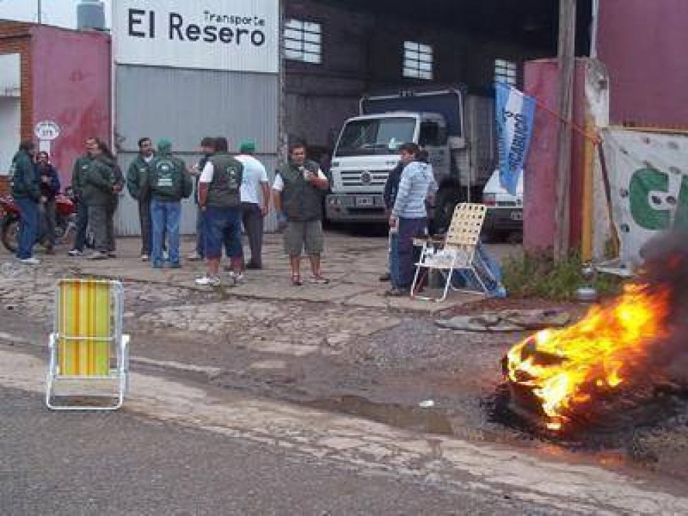 La seccional Chacabuco  de Choferes bloquea  operaciones de una firma  local de transportes