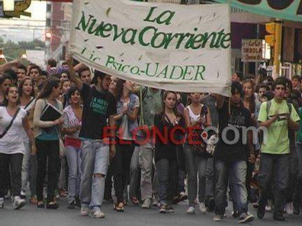 Estudiantes de la Uader se manifestaron en el centro de Paran�