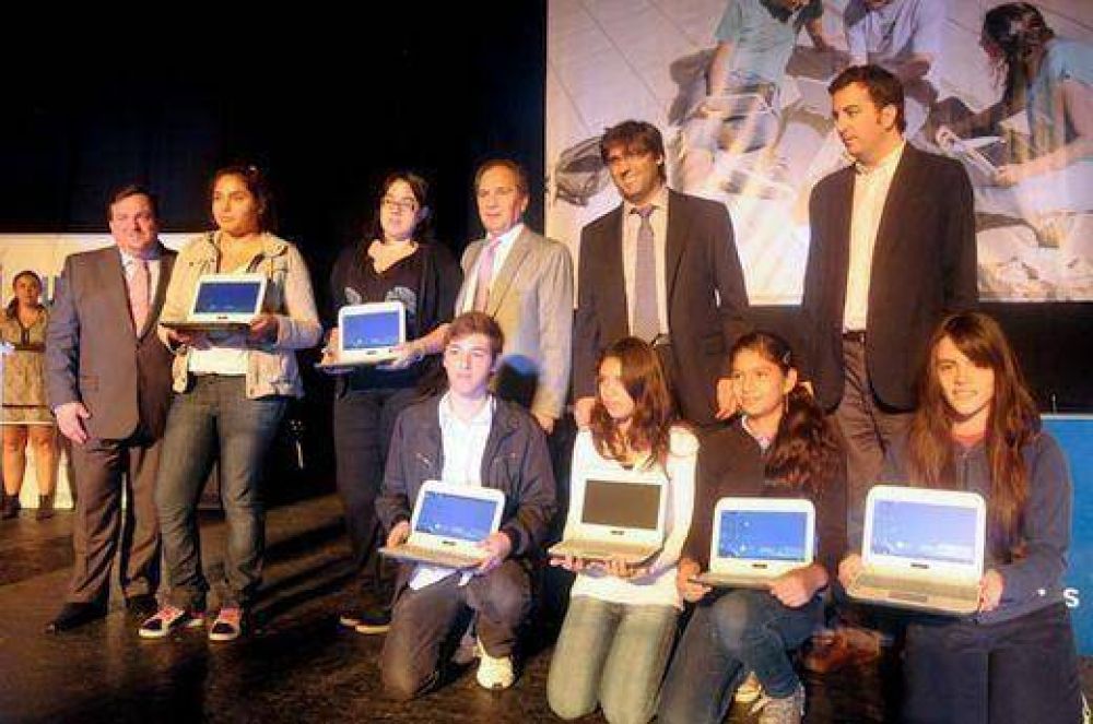 Bossio y Descalzo entregaron netbooks y avalaron a Boudou