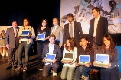 Bossio y Descalzo entregaron netbooks y avalaron a Boudou