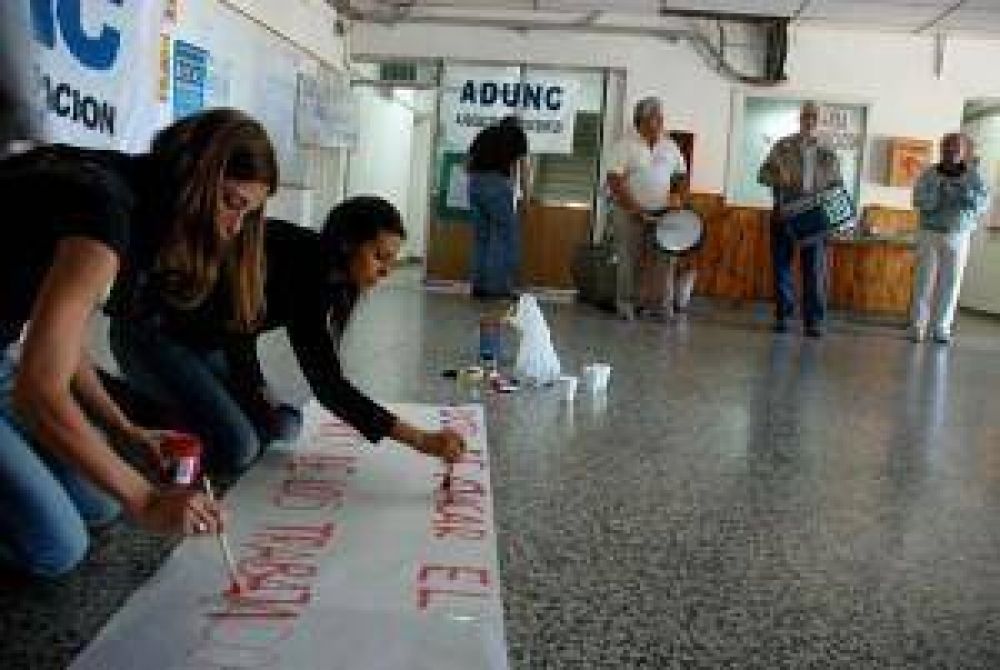 Docentes universitarios se manifestaron por salarios y ante posibles descuentos