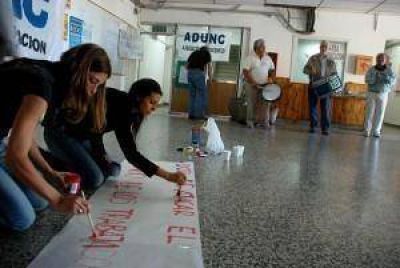 Docentes universitarios se manifestaron por salarios y ante posibles descuentos