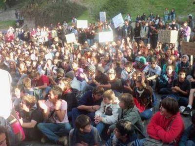Estudiantes marcharon contra el aumento del boleto de colectivos 