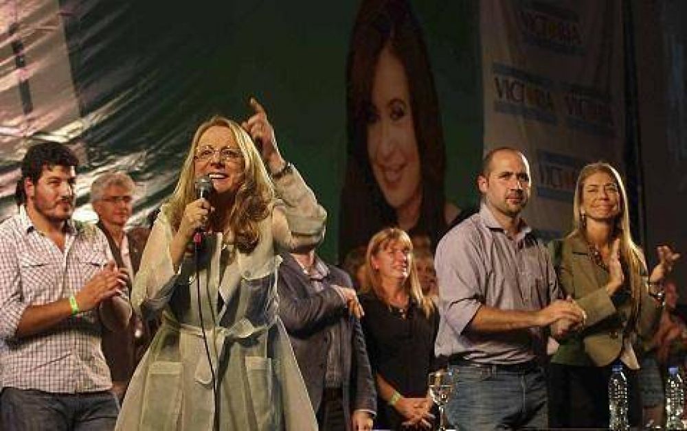 LANUS: D�az P�rez junto a Alicia Kirchner en el encuentro nacional de Kolina