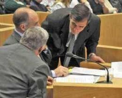 Crecen las cr�ticas a la directora que aval� un pago a su marido