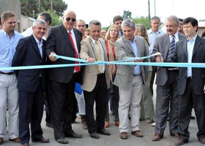 El Gobierno de la Provincia inaugur� 21 cuadras de pavimento en la localidad de San Mart�n