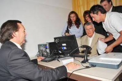Para hacer m�s DNI suman 30 puestos digitales