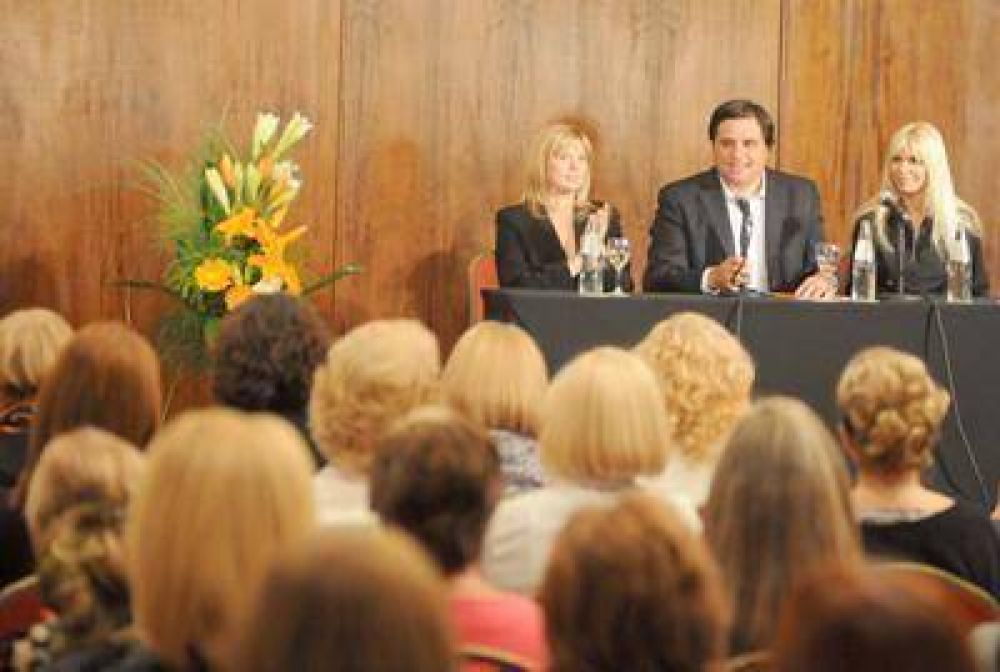 Con la presencia de la esposa del gobernador y la ministro de Gobierno