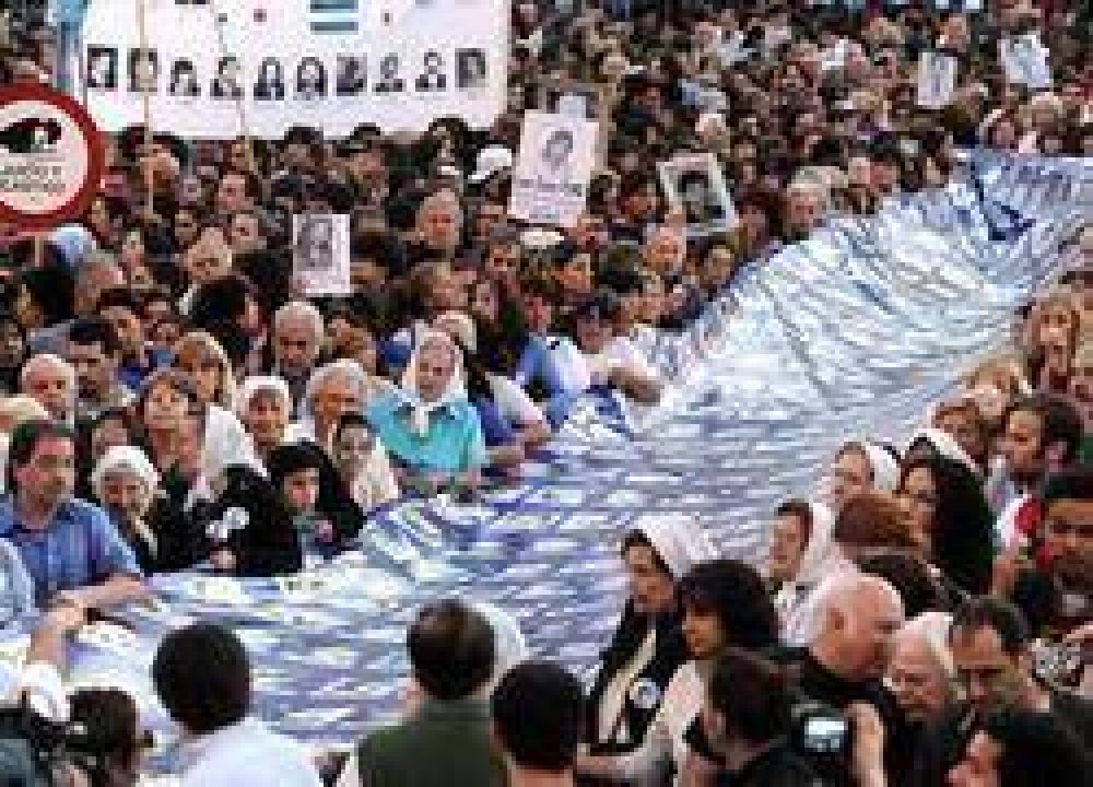 Multitudinaria marcha en homenaje a los desaparecidos